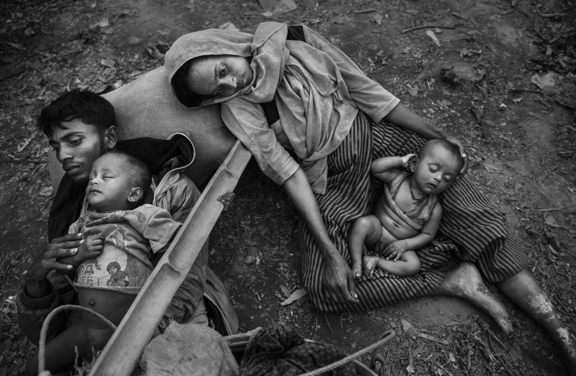 © Kevin Frayer (Getty Images), "Rohingya Refugees Flee Into Bangladesh to Escape Ethnic Cleansing" - II miejsce w kategorii GENERAL NEWS STORIES / "Operacje oczyszczania" przeciwko muzułmanom Rohingya w Birmie prowadzone przez armię birmańską doprowadziły do ucieczki do Bangladeszu setek tysięcy uchodźców. Wielu zginęło podczas próby. W Bangladeszu uchodźcy przebywali w prowizorycznych osiedlach.