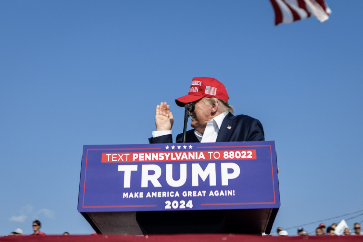 Fot. Doug Mills, The New York Times, Pulitzer Prize in Breaking News Photography 2025<br></br><br></br>Trump cofnął rękę, odsłaniając krew z rany.