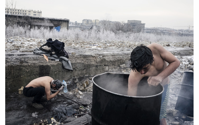 © Francesco Pistilli, Lives in Limbo - III miejsce w  kategorii GENERAL NEWS STORIES / Zacieśnienie tak zwanego szlaku bałkańskiego do Unii Europejskiej spowodowało, że tysiące uchodźców próbowało podróżować, aby szukać nowego życia w Europie. Wiele osób spędzało serbską zimę w zaniedbanych magazynach za głównym dworcem w Belgradzie.