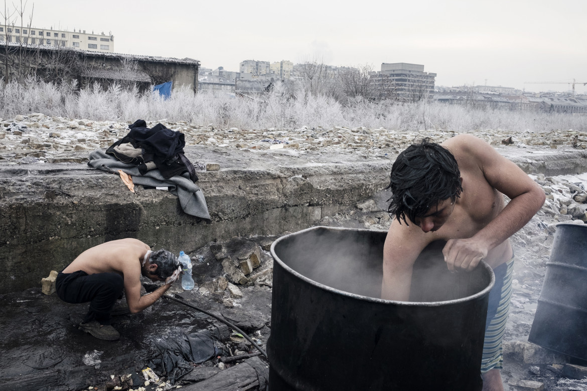 © Francesco Pistilli, "Lives in Limbo" - III miejsce w  kategorii GENERAL NEWS STORIES / Zacieśnienie tak zwanego szlaku bałkańskiego do Unii Europejskiej spowodowało, że tysiące uchodźców próbowało podróżować, aby szukać nowego życia w Europie. Wiele osób spędzało serbską zimę w zaniedbanych magazynach za głównym dworcem w Belgradzie.