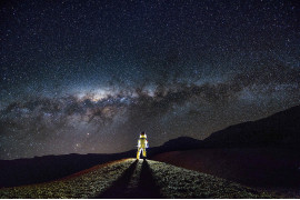 Fu Dingyan - III miejsce w kategorii "People and Space", zdjęcie przedstawia Drogę Mleczną nad wyspą Réunion, położoną u wybrzeży Madagaskaru
