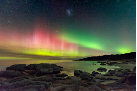 fot. James Stone, "Aurora Australis from Beerbarrel Beach" 2. miejsce w kategorii Aurorae / Insight Investment Astronomy Photographer of the Year 2019