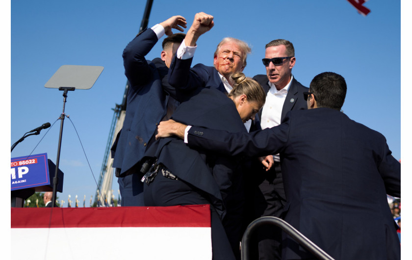 Fot. Doug Mills, The New York Times, Pulitzer Prize in Breaking News Photography 2025Kiedy agenci zaczęli ewakuować rannego Trumpa ze sceny w bezpieczne miejsce, ten na chwilę ich zatrzymał i zaczął  gestykulować do tłumu zwolenników. Podnosząc pięść, wyzywająco krzyknął: Walczie! Walczcie! Walczcie! Było to działanie instynktowne, które później zostało wykorzystane w kampanii wyborczej.
