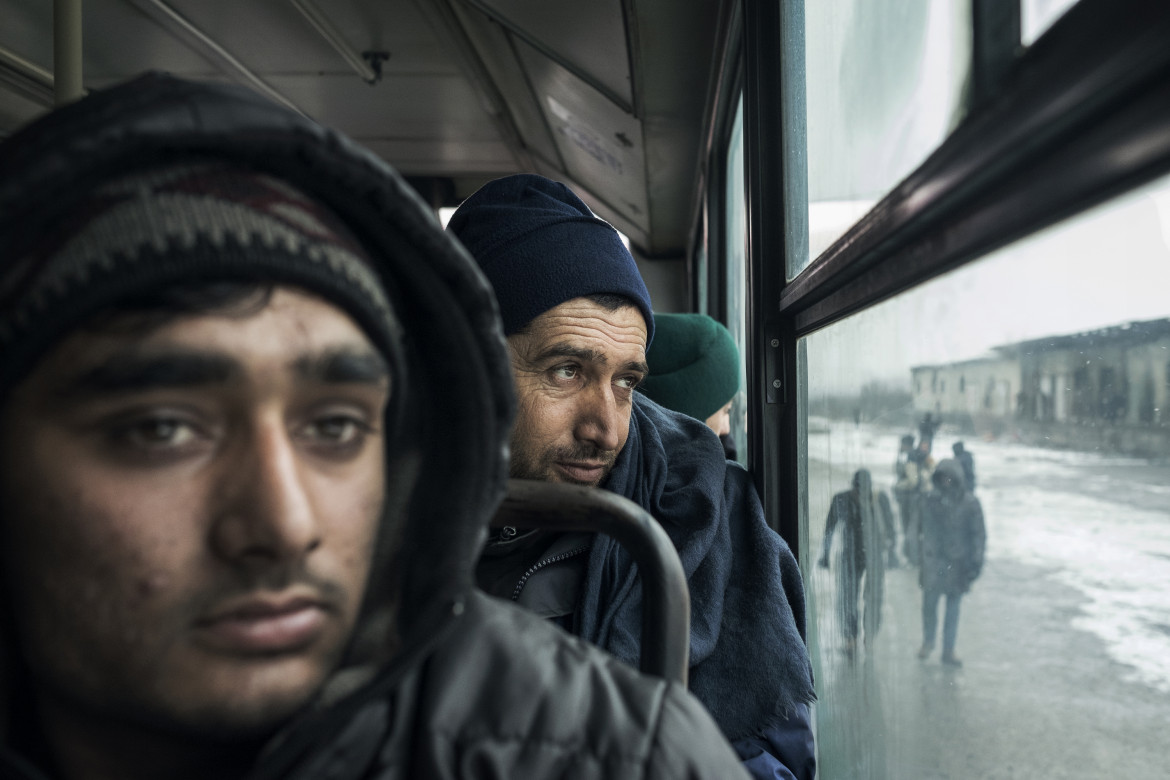© Francesco Pistilli, "Lives in Limbo" - III miejsce w kategorii GENERAL NEWS STORIES / Zacieśnienie tak zwanego szlaku bałkańskiego do Unii Europejskiej spowodowało, że tysiące uchodźców próbowało podróżować, aby szukać nowego życia w Europie. Wiele osób spędzało serbską zimę w zaniedbanych magazynach za głównym dworcem w Belgradzie.