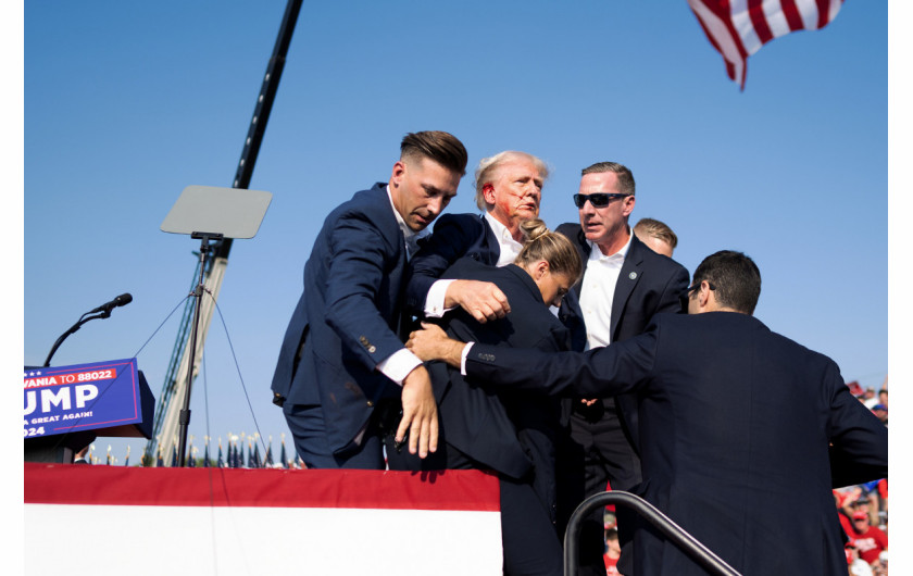 Fot. Doug Mills, The New York Times, Pulitzer Prize in Breaking News Photography 2025Ale już chwilę później jego twarz stała się pusta i blada, prawie tak, jakby dopiero zdał sobie sprawę z tego, co się właśnie wydarzyło. Agenci zostali później skrytykowani za to, że pozwolili mu na pozostanie widocznym, czym narażony był na potencjalne kolejne strzały.