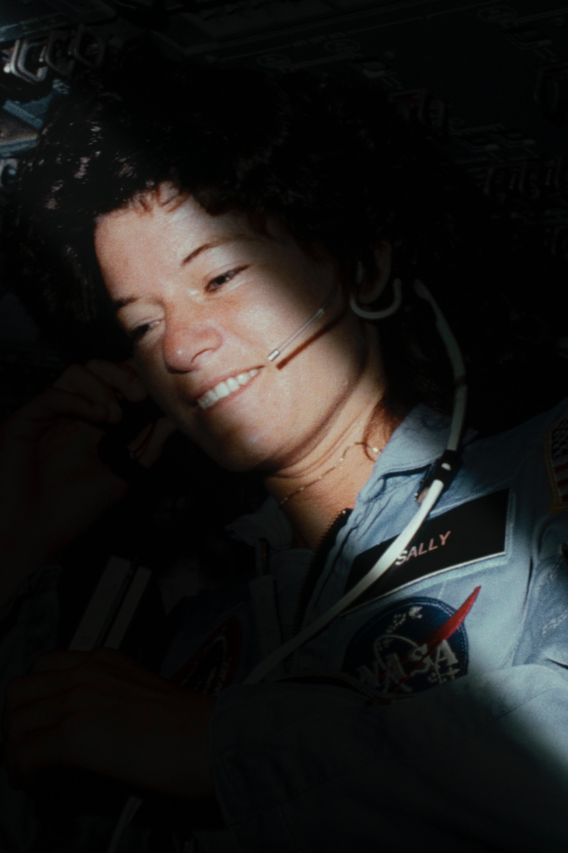 fot. Mackenzie Calle, "The Gay Space Agency", najlepszy projekt multimedialny z regionu Ameryki Północnej i Centralnej / World Press Photo 2024<br></br><br></br>Projekt ten łączy fikcję z faktami, aby stawić czoła historycznemu wykluczeniu astronautów LGBTQI+ z amerykańskiego programu kosmicznego. Podczas przeglądu archiwów NASA i archiwów narodowych Stanów Zjednoczonych fotografka nie znalazła żadnej dokumentacji dotyczącej wkładu społeczności queer w program kosmiczny. Ten brak zainspirował ją do stworzenia Gay Space Agency, różnorodnej i inkluzywnej instytucji, która upamiętnia i celebruje historię queerowych astronautów.