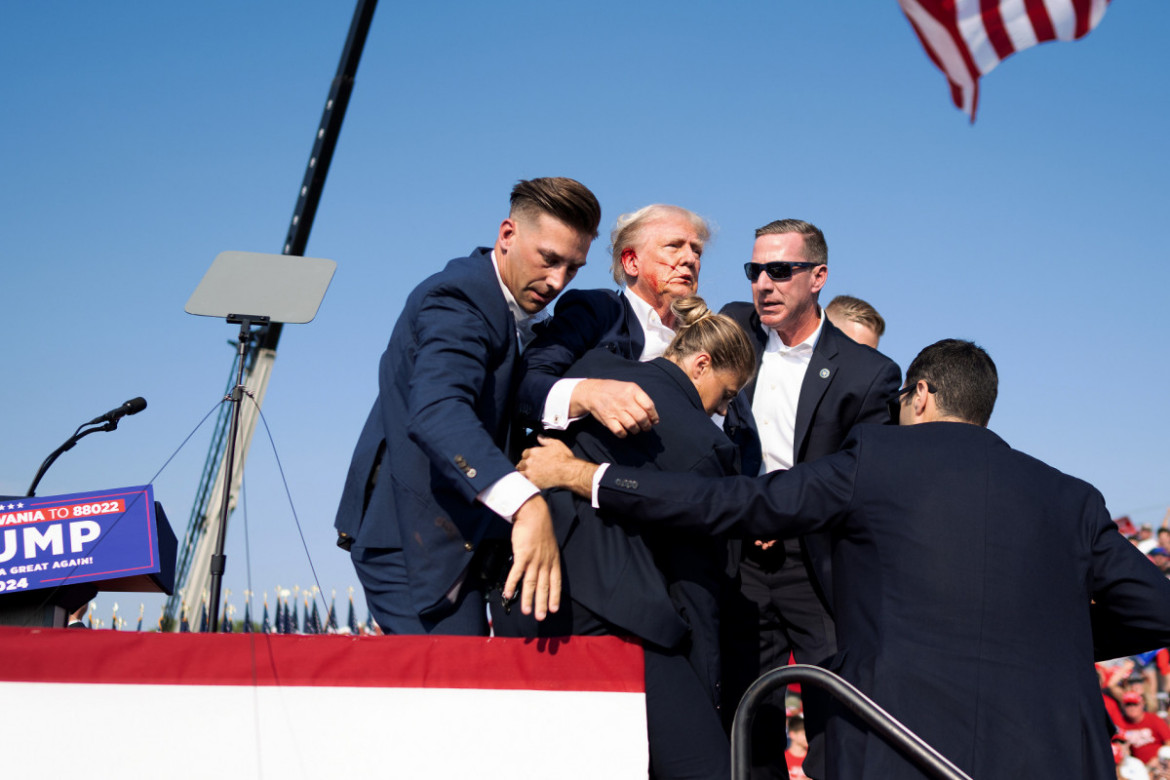 Fot. Doug Mills, The New York Times, Pulitzer Prize in Breaking News Photography 2025<br></br><br></br>Ale już chwilę później jego twarz stała się pusta i blada, prawie tak, jakby dopiero zdał sobie sprawę z tego, co się właśnie wydarzyło. Agenci zostali później skrytykowani za to, że pozwolili mu na pozostanie widocznym, czym narażony był na potencjalne kolejne strzały.