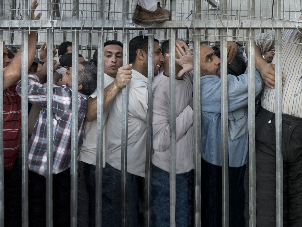 fot. Eduardo Castaldo, z cyklu " Check Point 300; (in)human borders",  3. miejsce w kategorii Kreatywność, SWPA 2018

Każdego dnia tysiące palestyńskich robotników spędza od 2 do 4 godzin na punkcie kontrolnym Checkpoint 300, który oddziela Betlejem od Jerozolimy.