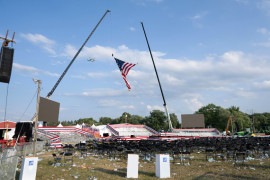 Fot. Doug Mills, The New York Times, Pulitzer Prize in Breaking News Photography 2025<br></br><br></br>Flafa wciąż powiewa nad ewakuowanym stadionem. Następstwa wydarzenia to plama na demokracji - od kuli zamachowca zginął jeden z uczestników wiecu, a dwóch kolejnych zostało rannych.