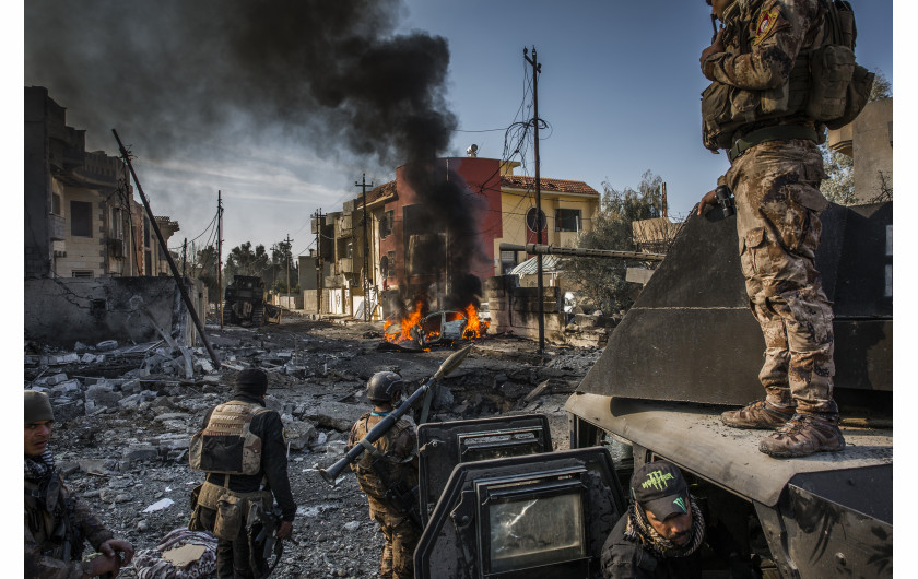 © Ivor Prickett (The New York Times), The Battle for Mosul  - I miejsce w kategorii GENERAL NEWS STORIES / Na początku lipca, po miesiącach walk, rząd Iraku ogłosił, że miasto Mosul zostało w pełni wyzwolone od ISIS, chociaż konflikt trwał nadal w zakamarkach miasta. Tysiące cywilów zginęło podczas bitwy o Mosul, podczas gdy duże obszary miasta zostały zniszczone.