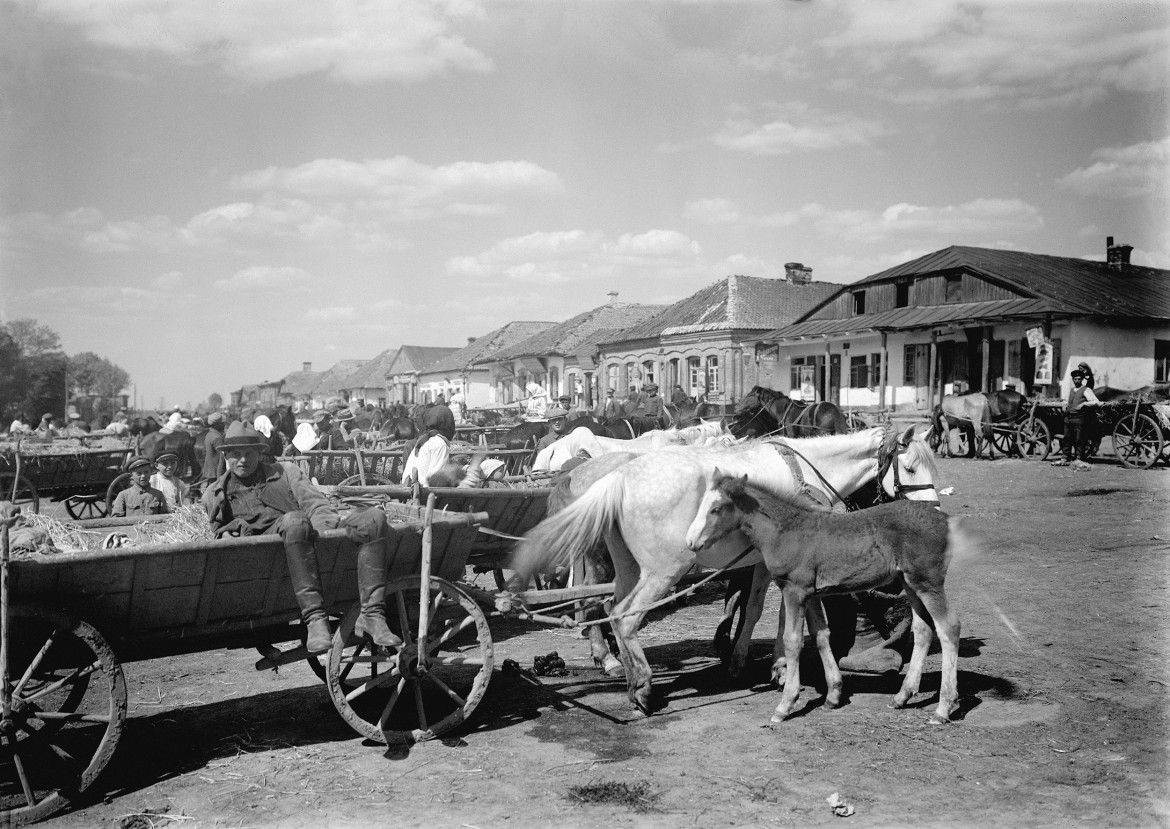 Rynek w Ołyce w województwie wołyńskim, 1925. Fot. Henryk Poddębski – NAC.