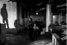 fot. Moises Saman, The New Yorker, Pultizer Prize in Feature Photography 2025<br></br><br></br>Rodziny zaginionych krewnych prowadzą poszukiwania w więzieniu Sednaya, po upadku reżimu Assada.