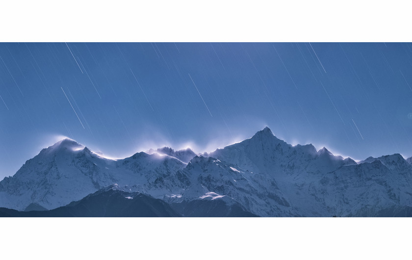 Zhong Wu - II miejsce w kategorii Skyscapes, zdjęcie przedstawia drogę gwiazd nad Meili Snow Mountains (góry w chińskiej prowincji Yunnan)