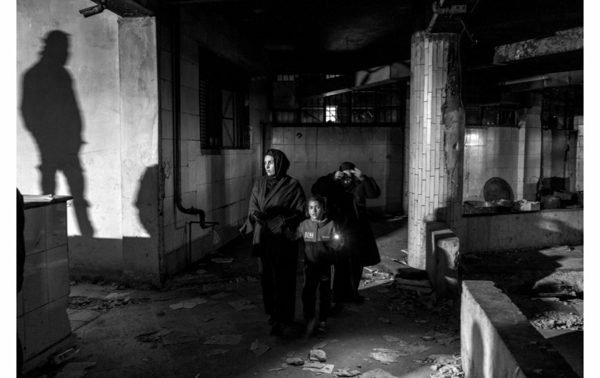 fot. Moises Saman, The New Yorker, Pultizer Prize in Feature Photography 2025Rodziny zaginionych krewnych prowadzą poszukiwania w więzieniu Sednaya, po upadku reżimu Assada.