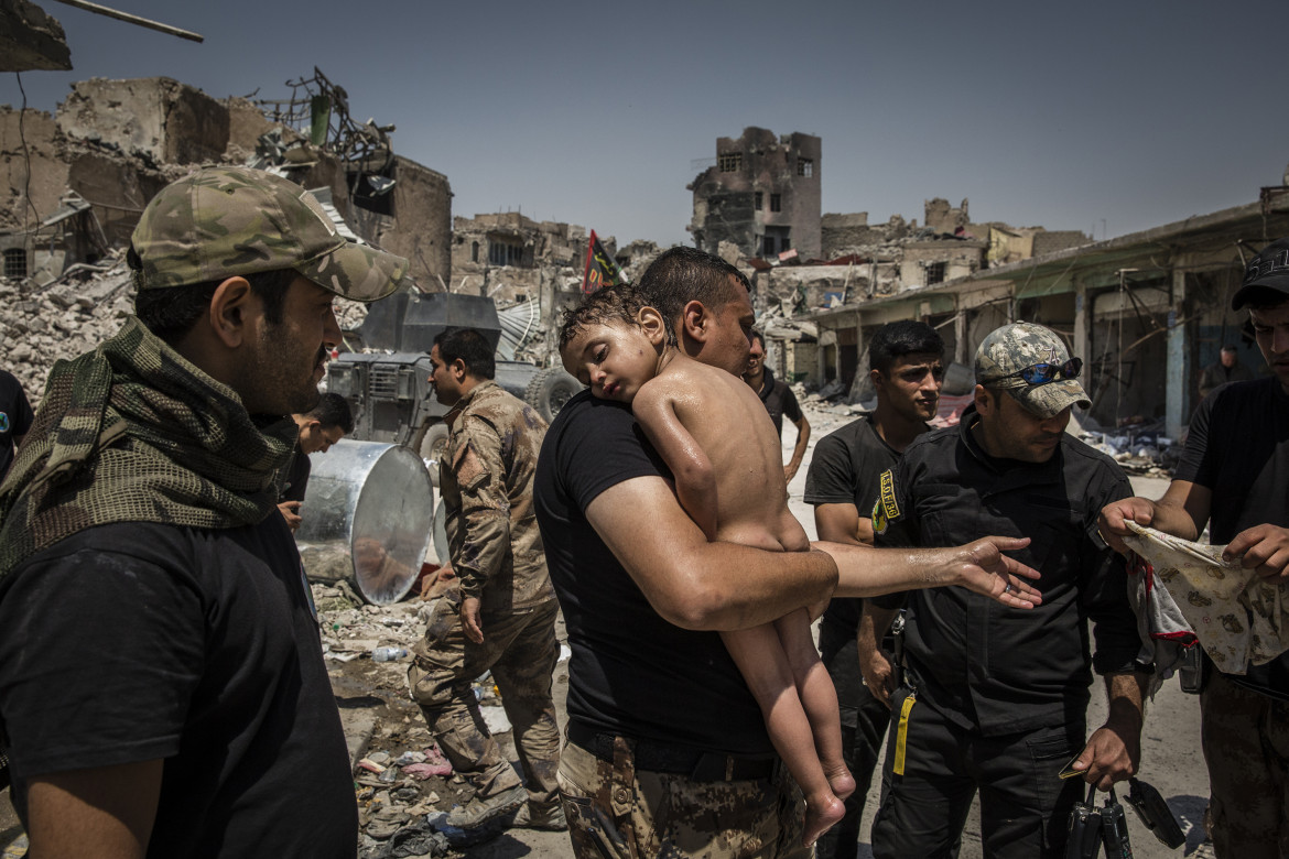 © Ivor Prickett (The New York Times), "The Battle for Mosul"  - I miejsce w kategorii GENERAL NEWS STORIES / Na początku lipca, po miesiącach walk, rząd Iraku ogłosił, że miasto Mosul zostało w pełni wyzwolone od ISIS, chociaż konflikt trwał nadal w zakamarkach miasta. Tysiące cywilów zginęło podczas bitwy o Mosul, podczas gdy duże obszary miasta zostały zniszczone.