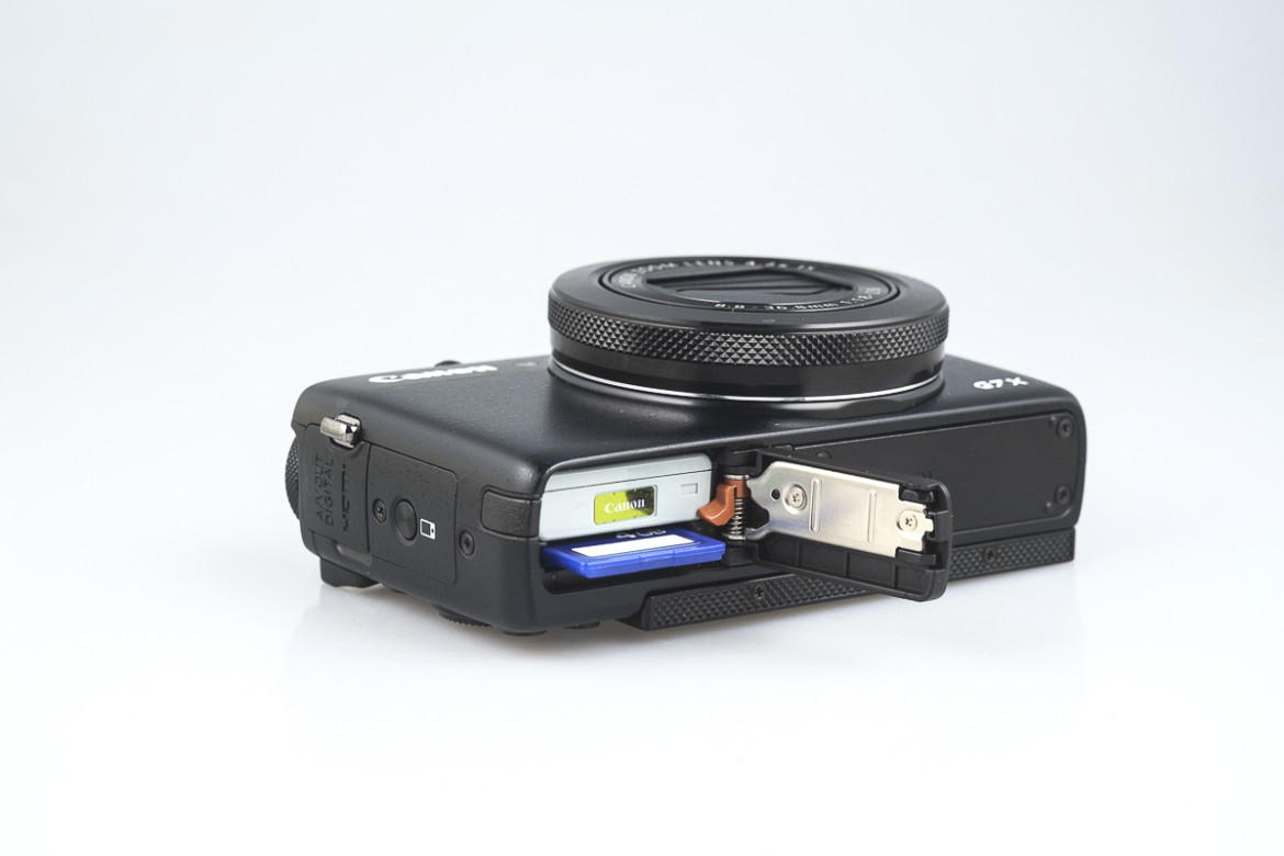 Canon PowerShot G7 X - slot na kartę pamięci