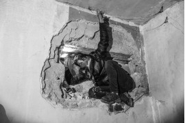 fot. Moises Saman, The New Yorker, Pultizer Prize in Feature Photography 2025<br></br><br></br>Kierując się zapachem martwych ciał, mężczyzna przeszukuje mury więzienia Sednaya na obrzeżach Damaszku.