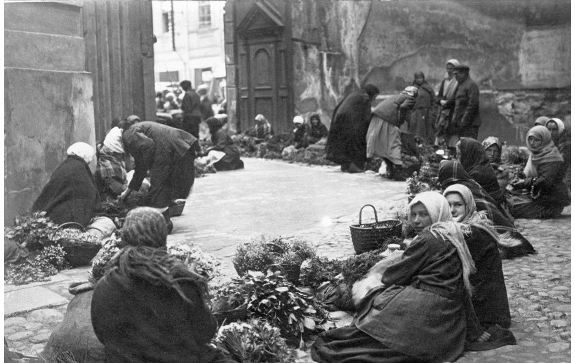 Targ ziołowy w Wilnie, 1931. Fot. Jan Bułhak – NAC.