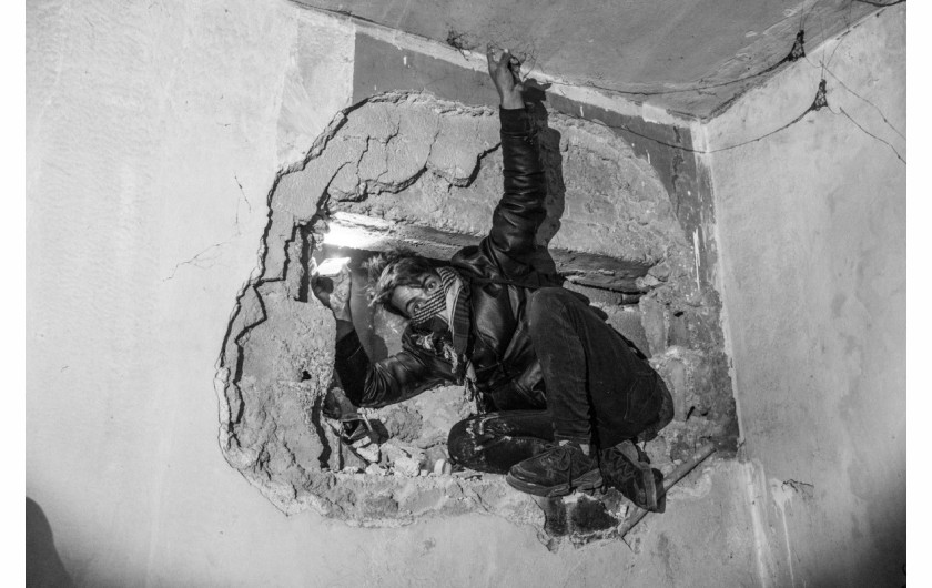 fot. Moises Saman, The New Yorker, Pultizer Prize in Feature Photography 2025Kierując się zapachem martwych ciał, mężczyzna przeszukuje mury więzienia Sednaya na obrzeżach Damaszku.