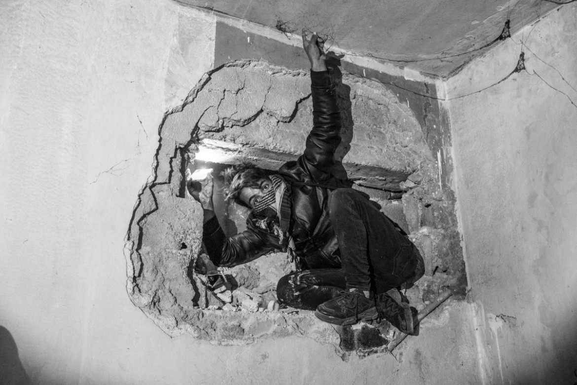 fot. Moises Saman, The New Yorker, Pultizer Prize in Feature Photography 2025<br></br><br></br>Kierując się zapachem martwych ciał, mężczyzna przeszukuje mury więzienia Sednaya na obrzeżach Damaszku.