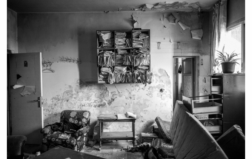 fot. Moises Saman, The New Yorker, Pultizer Prize in Feature Photography 2025W biurach kompleksu Palestyna biurka zarzucone są dokumentami pozostawionymi przez uciekających funkcjonariuszy bezpieczeństwa. Dokumenty zawierają wskazówki dotyczące okrucieństw reżimu, wśród których znajdują się m.in. szczegółowe rozkazy aresztowań, transkrypcje przesłuchań czy nazwiska więźniów i zapisy różnego rodzaju operacji.