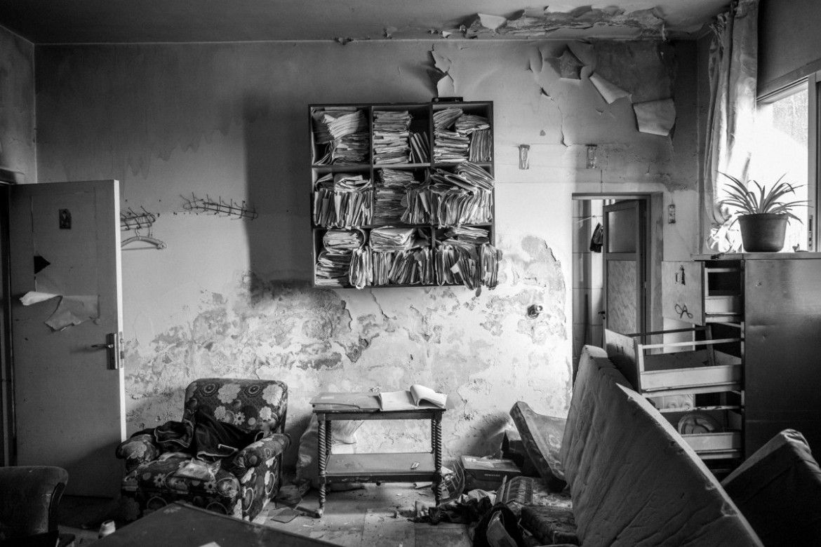 fot. Moises Saman, The New Yorker, Pultizer Prize in Feature Photography 2025<br></br><br></br>W biurach kompleksu Palestyna biurka zarzucone są dokumentami pozostawionymi przez uciekających funkcjonariuszy bezpieczeństwa. Dokumenty zawierają wskazówki dotyczące okrucieństw reżimu, wśród których znajdują się m.in. szczegółowe rozkazy aresztowań, transkrypcje przesłuchań czy nazwiska więźniów i zapisy różnego rodzaju operacji.