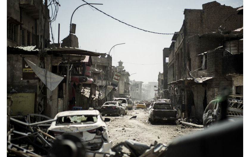 fot. Rasmus Flindt Pedersen, z cyklu Mosul liberated, 3. miejsce w kategorii Wydarzenia Bieżące, SWPA 2018

Cykl powstały na przestrzeni 16 dni w 2017 roku, dokumentuje zmagania Irackiej i Kurdyjskiej armii w celu odbicia Mosulu z rąk ISIS. W czasie walk zginęło ponad 11 tys. cywilów a ponad 800 tys. zostało zmuszonych do opuszczenia miejsca zamieszkania.