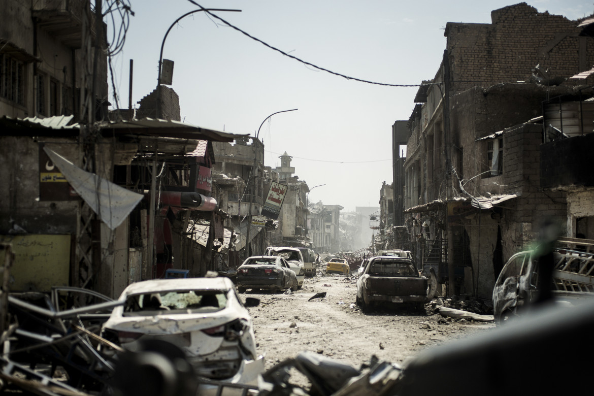fot. Rasmus Flindt Pedersen, z cyklu "Mosul liberated", 3. miejsce w kategorii Wydarzenia Bieżące, SWPA 2018

Cykl powstały na przestrzeni 16 dni w 2017 roku, dokumentuje zmagania Irackiej i Kurdyjskiej armii w celu odbicia Mosulu z rąk ISIS. W czasie walk zginęło ponad 11 tys. cywilów a ponad 800 tys. zostało zmuszonych do opuszczenia miejsca zamieszkania.