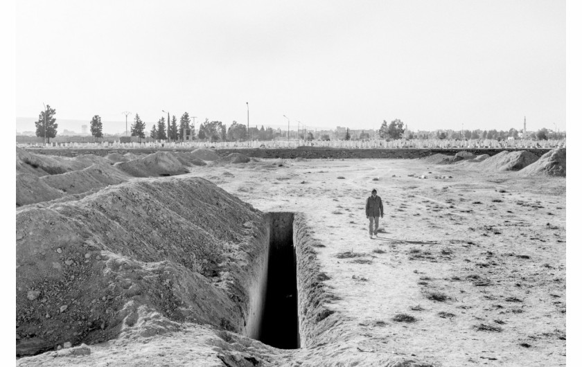 fot. Moises Saman, The New Yorker, Pultizer Prize in Feature Photography 2025Pusty masowy grób na obrzeżach Damaszku. Jest otoczony przez inne, które najwyraźniej zostały już wykorzystane do ukrycia ciał ofiar.