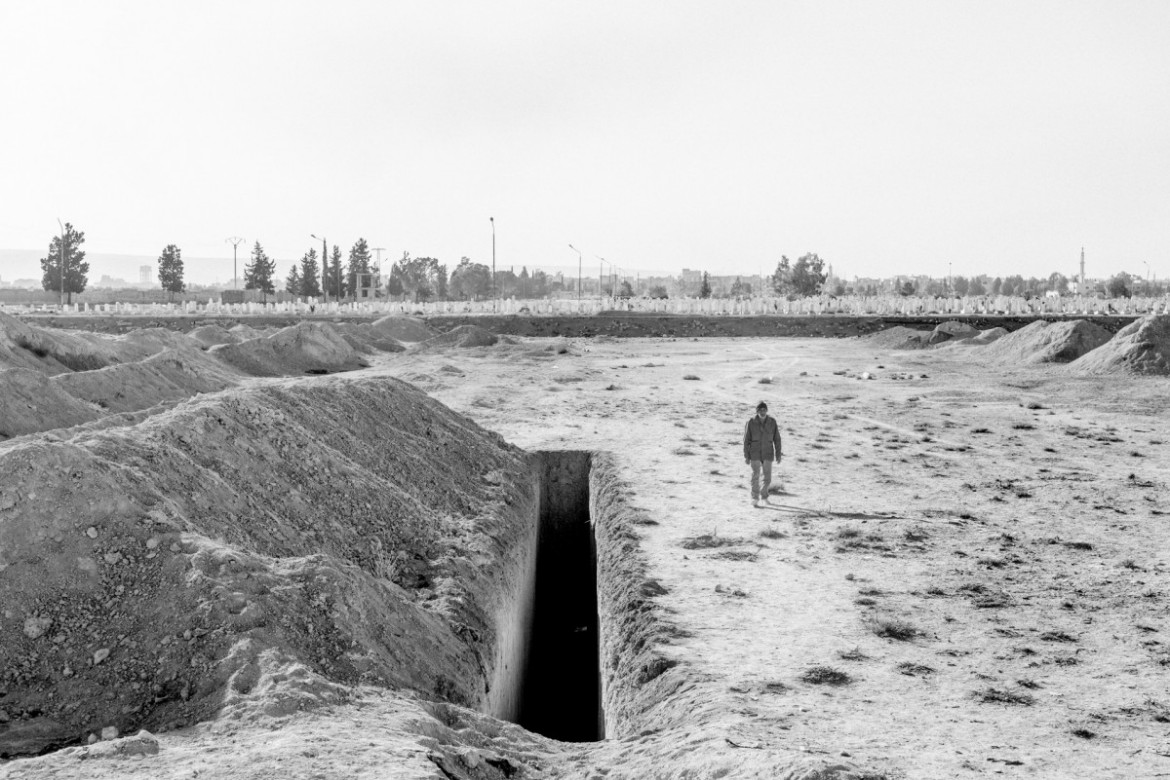 fot. Moises Saman, The New Yorker, Pultizer Prize in Feature Photography 2025<br></br><br></br>Pusty masowy grób na obrzeżach Damaszku. Jest otoczony przez inne, które najwyraźniej zostały już wykorzystane do ukrycia ciał ofiar.