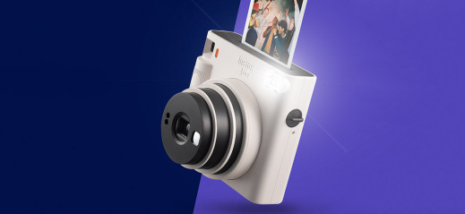 Instax Square SQ1 to kwadratowy format i prostota obsługi. Są też nowe czarno-białe wkłady