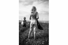 I am Waldviertel, Carla Kogelman | Hannah i Alena obserwują pola. Merkenbrechts, lipiec 2012 
