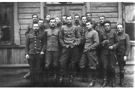 Oficerowie 6 batalionu Legionów Polskich podczas pobytu w Baranowiczach. W 1. rzędzie, 3. z lewej stoi porucznik Leopold Lis-Kula, 1916 – NAC.