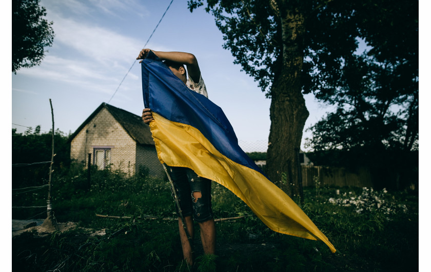 fot. Julia Kochetova, War is personal, najlepszy projekt multimedialny z regionu Europy / World Press Photo 2024Wśród dziesiątek tysięcy ofiar cywilnych i wojskowych oraz trwającego od miesięcy impasu, sytuacja na Ukrainie w żadnym stopniu nie zbliża się w kierunku zawiązania pokoju. Podczas gdy media informują swoich odbiorców główne o statystykach, a międzynarodowa uwaga skierowana jest gdzie indziej, fotografka stworzyła stronę internetową, która łączy fotoreportaż z osobistym pamiętnikiem, aby pokazać światu, jak to jest żyć z wojną na codzień.