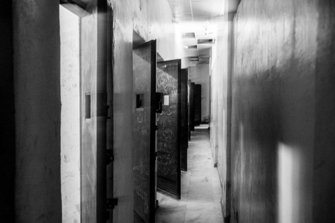 fot. Moises Saman, The New Yorker, Pultizer Prize in Feature Photography 2025<br></br><br></br>W piwnicy pod bazą lotniczą Mezzeh w Damaszku reżim przetrzymywał przeciwników w ciasnych celach bez okien. Obiekt słynął z brutalnego traktowania osadzonych. Wśród więzionych i torturowanych tam osób był znany aktywista Mazen al-Hamada.