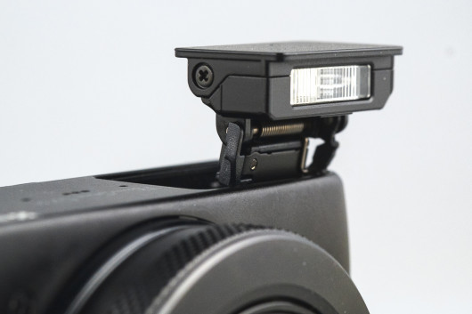 Canon PowerShot G7 X - wbudowana lampa błyskowa