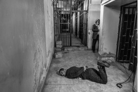 fot. Moises Saman, The New Yorker, Pultizer Prize in Feature Photography 2025<br></br><br></br>Motasem Kattan, były więzień w Oddziału Palestyna, odtwarza tortury, którym był poddawany.