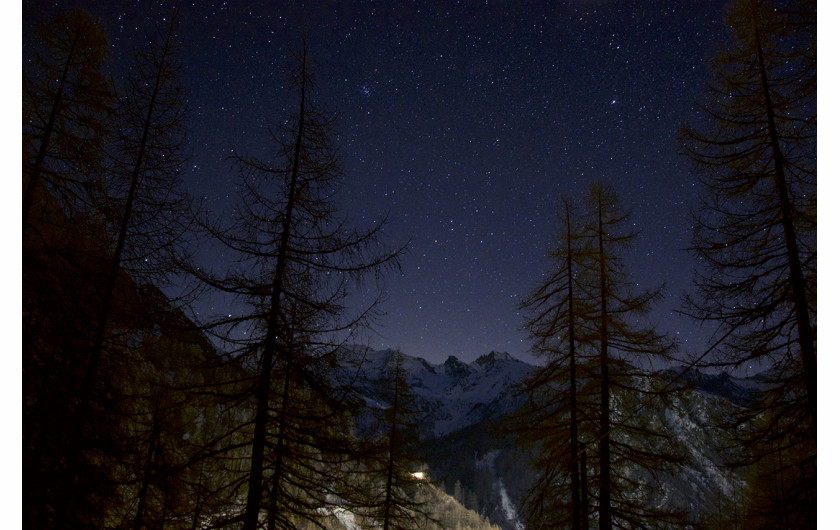 Andrea Imazio - IV miejsce w kategorii Young Competition - zdjęcie przedstawia gwieździste niebo nad Rosa Mountain (najpotężniejszy masyw górski całych Alp, leży w Alpach Pennińskich)