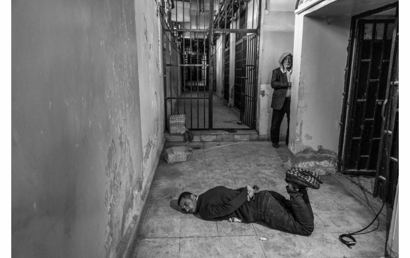 fot. Moises Saman, The New Yorker, Pultizer Prize in Feature Photography 2025Motasem Kattan, były więzień w Oddziału Palestyna, odtwarza tortury, którym był poddawany.