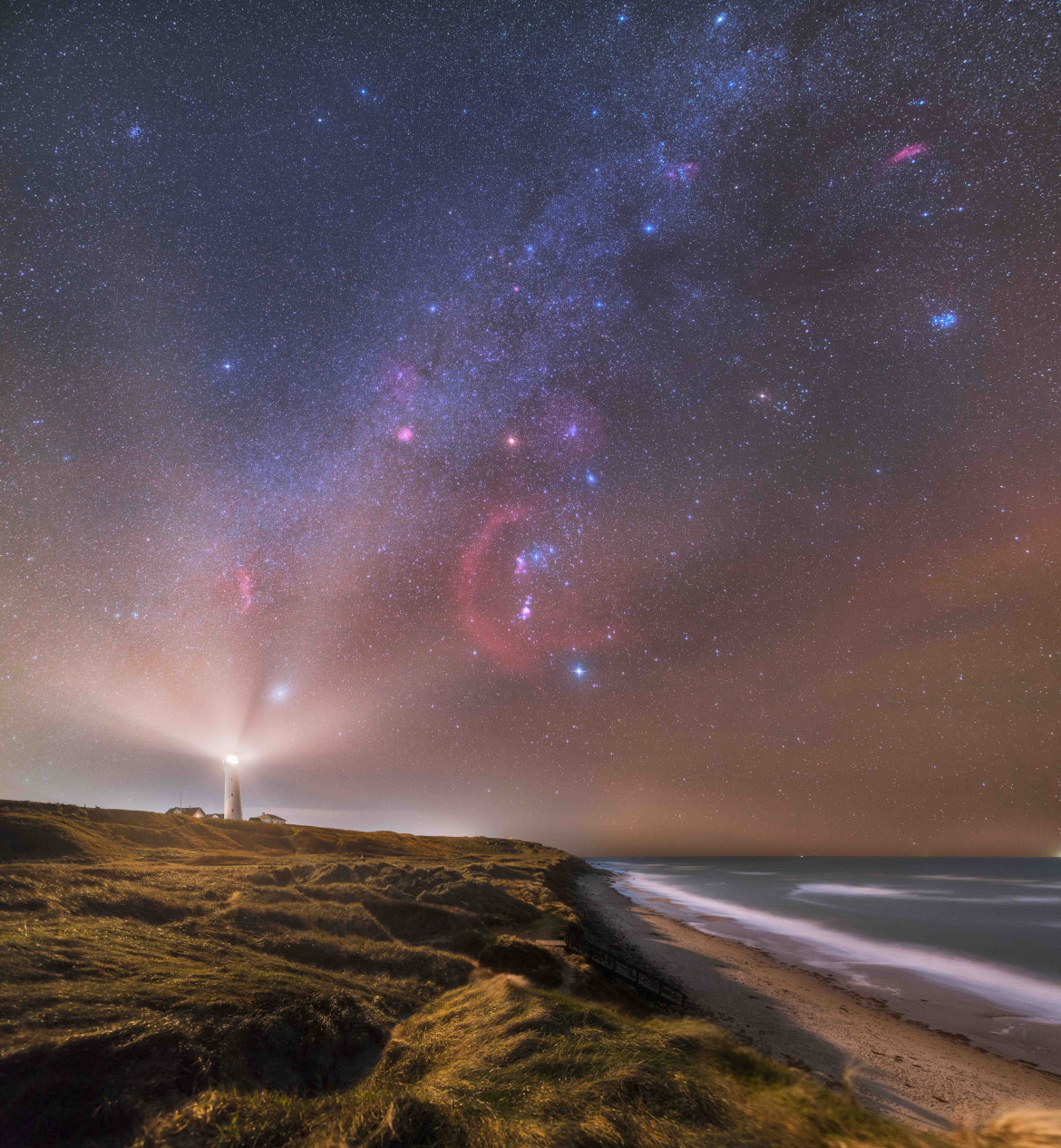 fot. Ruslan Merzlyakov, "Galactic Lighthouse", 2. miejsce w kategorii  Skyscapes / Insight Investment Astronomy Photographer of the Year 2019