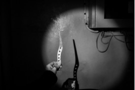 fot. Moises Saman, The New Yorker, Pultizer Prize in Feature Photography 2025<br></br><br></br>Narzędzie tortur znalezione w piwnicy więzienia Al-Khatib, prowadzonego przez syryjskie służby wywiadowcze. Więzienie, w chrześcijańskiej dzielnicy Damaszku, było ukryte przed wzrokiem, ale ludzie mieszkający w pobliżu twierdzą, że czasami słyszeli krzyki więźniów. 