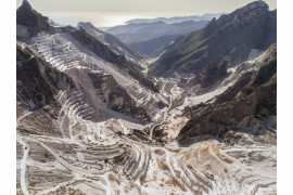 fot. Luca Locatelli, z cyklu "White Gold", 1. miejsce w kategorii Krajobraz, SWPA 2018

Cykl dokumentuje kopalnie marmuru w rejonie Alp Apuański - najbogatszego w ten surowiec regionu Włoch.