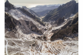 fot. Luca Locatelli, z cyklu "White Gold", 1. miejsce w kategorii Krajobraz, SWPA 2018

Cykl dokumentuje kopalnie marmuru w rejonie Alp Apuański - najbogatszego w ten surowiec regionu Włoch.