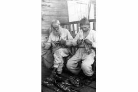 Wyrób postołów (obuwia z kory) na Polesiu, 1936 – NAC.
