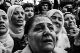 fot. Moises Saman, The New Yorker, Pultizer Prize in Feature Photography 2025<br></br><br></br>Podczas ceremonii pogrzebowej aktywisty Mazena al-Hamady, setki krewnych i sympatyków zebrało się, aby opłakiwać i okazywać solidarność.