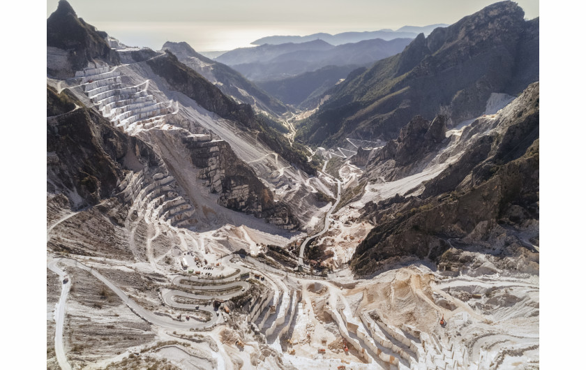 fot. Luca Locatelli, z cyklu White Gold, 1. miejsce w kategorii Krajobraz, SWPA 2018

Cykl dokumentuje kopalnie marmuru w rejonie Alp Apuański - najbogatszego w ten surowiec regionu Włoch.