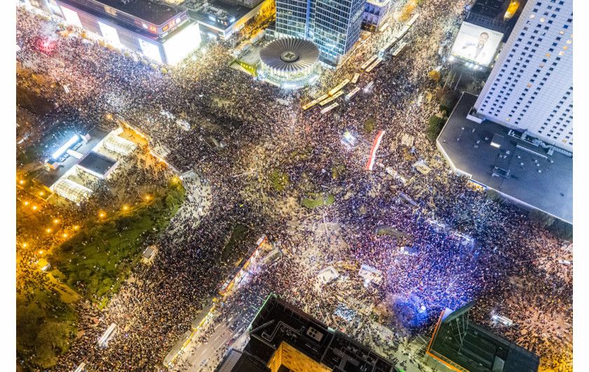 Kategoria: Zdjęcia pojedyncze - wydarzenia. Autor: Maciej Margas, „Poland On Air”
Marsz na Warszawę – kulminacja protestów, które rozlały się po Polsce w związku z orzeczeniem Trybunału Konstytucyjnego, łamiącym tzw. kompromis aborcyjny. Szacuje się, że w zgromadzeniu wzięło udział ponad 100 tys. osób, najwięcej po 1989 r.