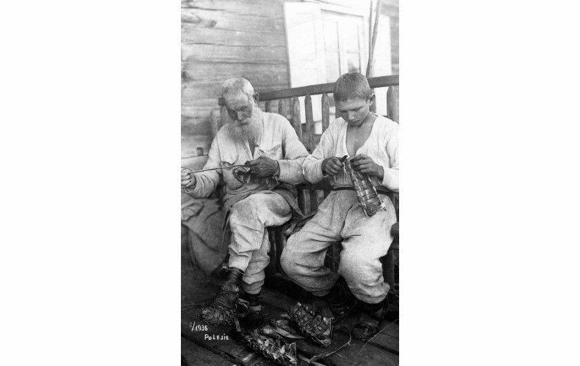 Wyrób postołów (obuwia z kory) na Polesiu, 1936 – NAC.