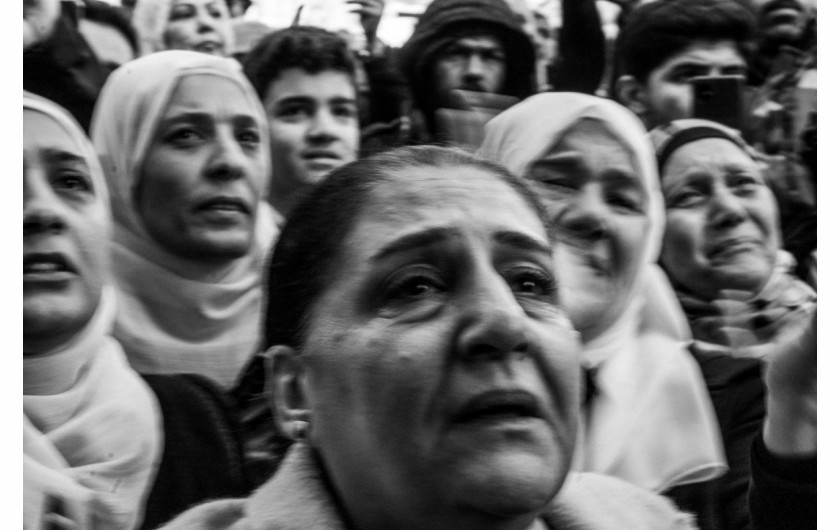 fot. Moises Saman, The New Yorker, Pultizer Prize in Feature Photography 2025Podczas ceremonii pogrzebowej aktywisty Mazena al-Hamady, setki krewnych i sympatyków zebrało się, aby opłakiwać i okazywać solidarność.