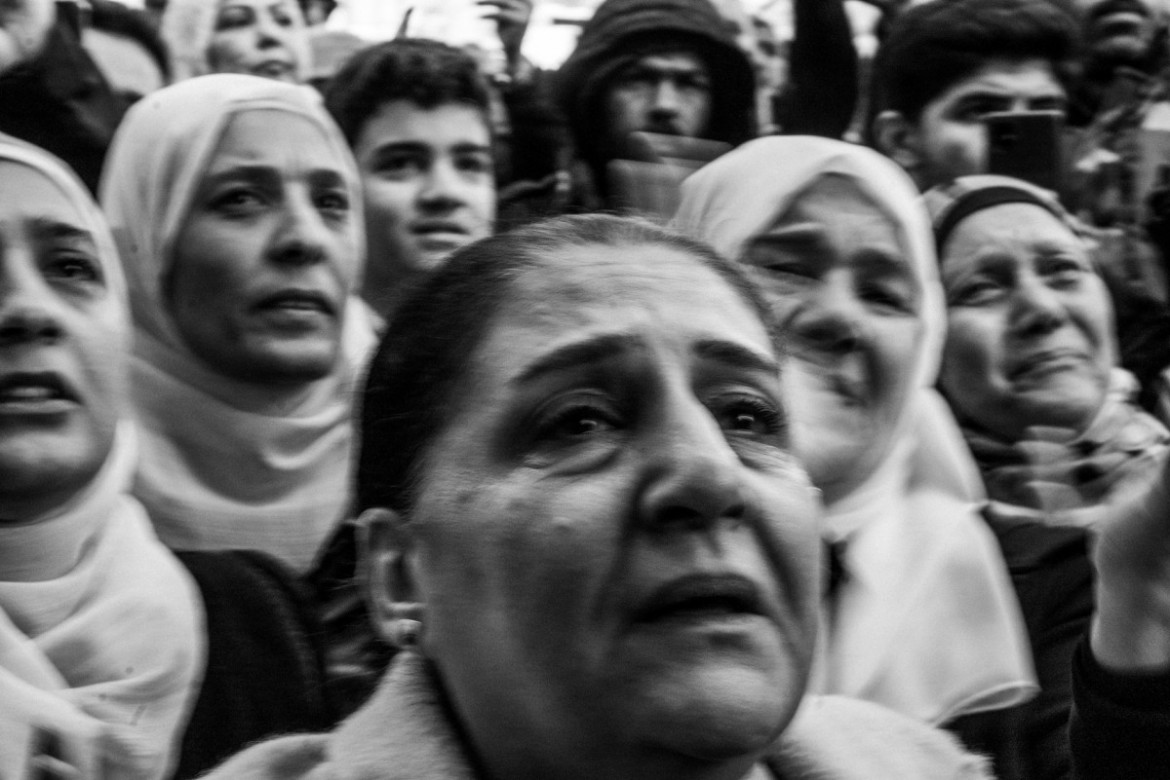 fot. Moises Saman, The New Yorker, Pultizer Prize in Feature Photography 2025<br></br><br></br>Podczas ceremonii pogrzebowej aktywisty Mazena al-Hamady, setki krewnych i sympatyków zebrało się, aby opłakiwać i okazywać solidarność.